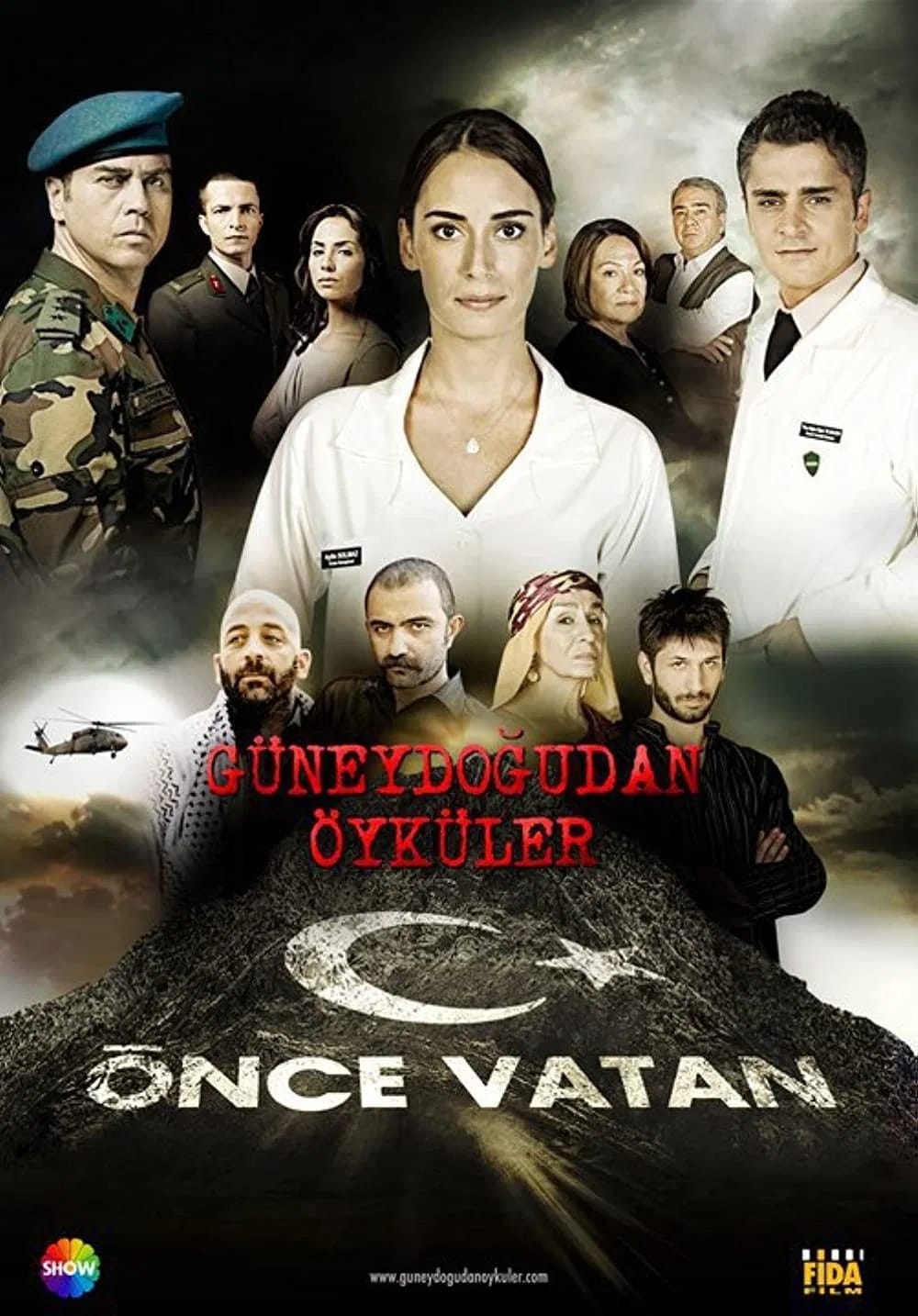 Güneydoğudan Öyküler: Önce Vatan serialının afişası: önda ağ xalatlı qadın həkim, arxasında əsgər və mülki geyimli aktyorlar; aşağıda ÖNCE VATAN yazısı.