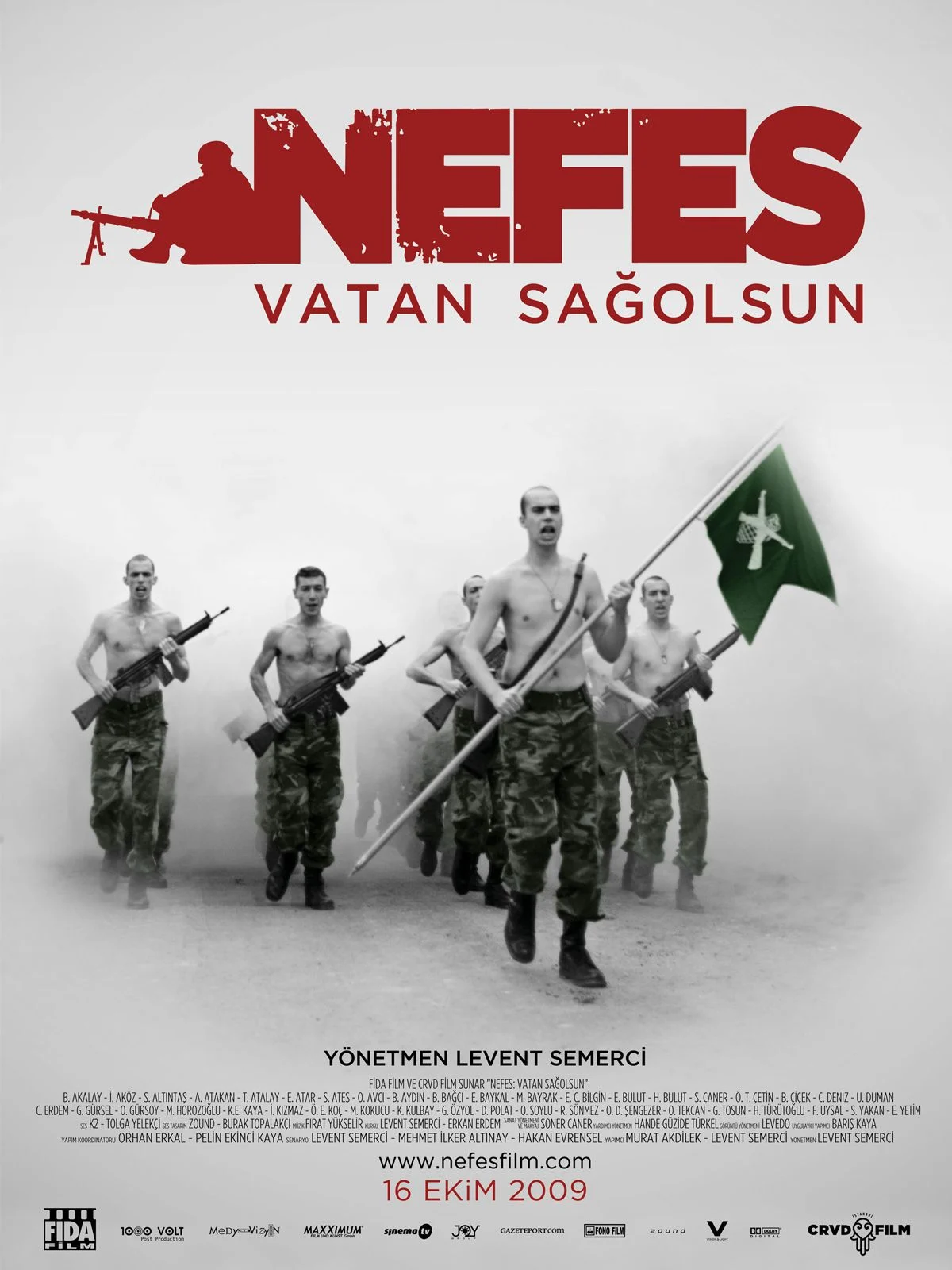 Nefes: Vatan Sağolsun 포스터: 옅은 회색 안개를 배경으로 총과 깃발을 들고 달리는 병사들, 위쪽에 붉은 글씨로 NEFES.