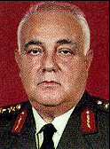 Porträt von Doğu Aktulga, ein weißhaariger General in Uniform.