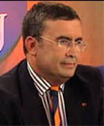 Porträt von Necip Hablemitoğlu mit Brille und Anzug.