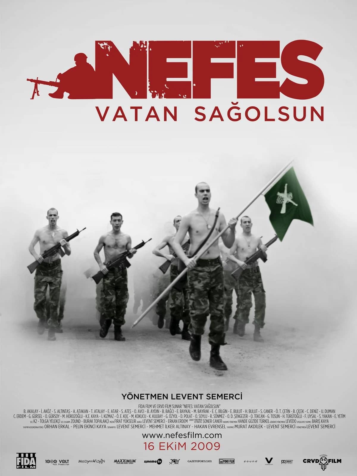 Nefes: Vatan Sağolsun afişi: açık gri sisli zeminde, ellerinde silah ve bayrakla koşan bir grup asker; üstte kırmızı harflerle NEFES yazısı.