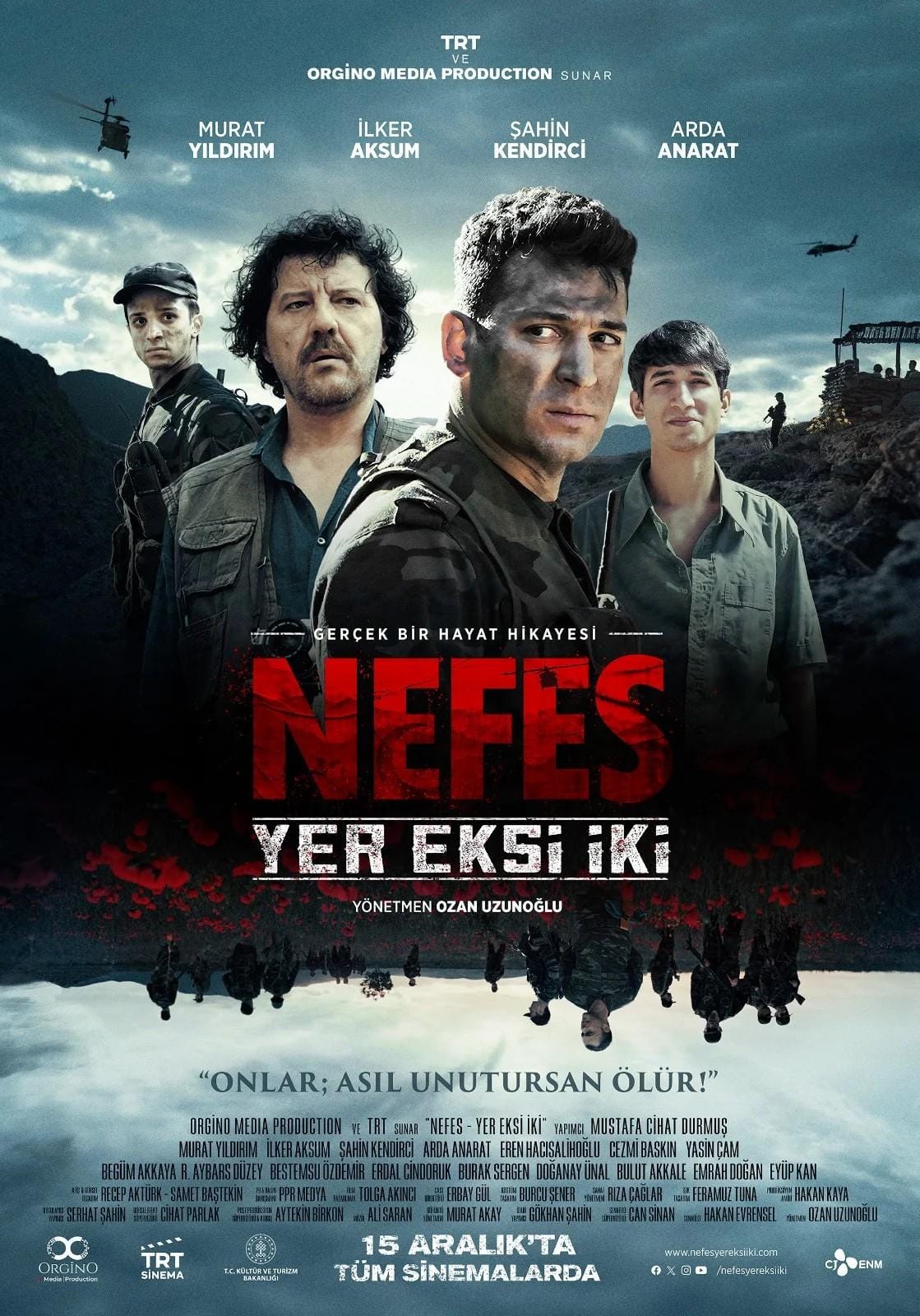 Plakat von Nefes: Yer Eksi İki: Darsteller in Militärkleidung auf einem Berg unter dunklem Himmel; in der Mitte in roten Buchstaben NEFES.