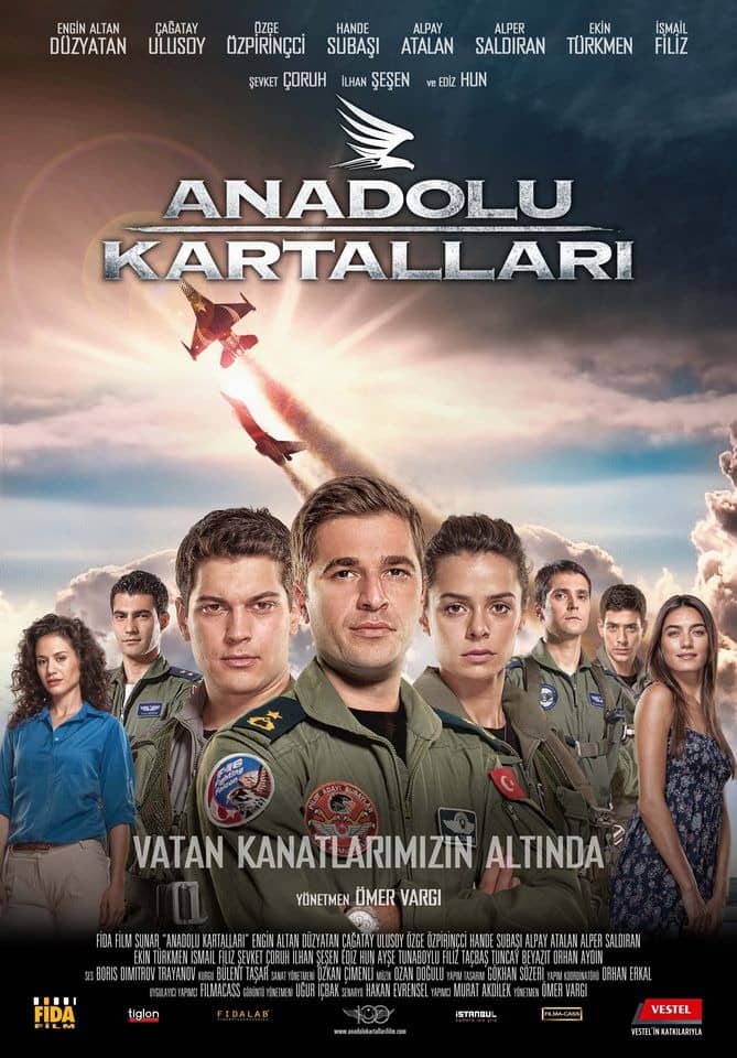 Anadolu Kartalları afişi: pilot tulumlu genç oyuncular, arkalarında bulutlu gökyüzünde uçan savaş uçakları.